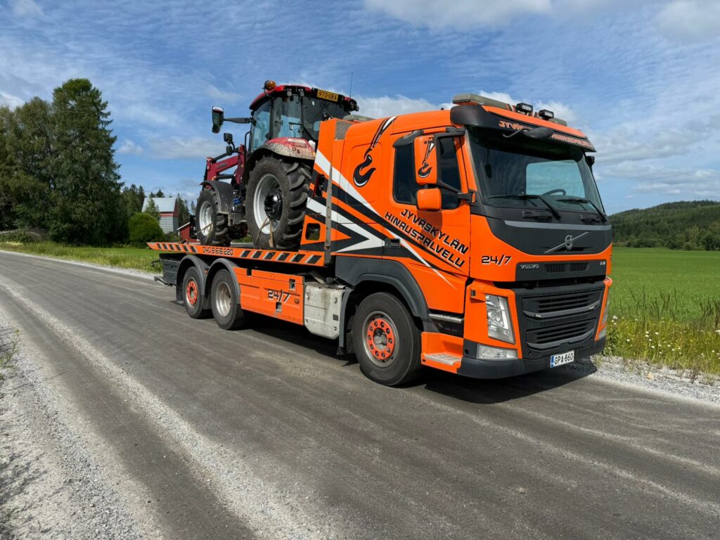 Jyväskylän hinauspalvelu kuljettaa autoa lavalla kohti korjaamoa